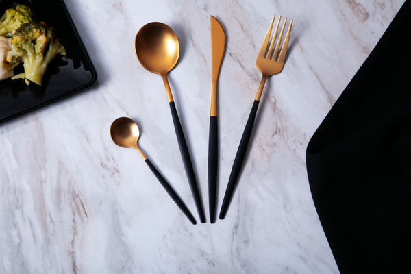 Set Cubiertos Lisboa Negro con Dorado 4 Pz