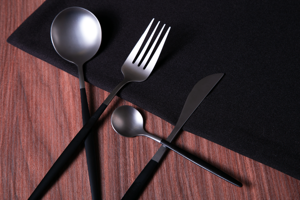 Set Cubiertos Lisboa Negro con Plata 4 Pz